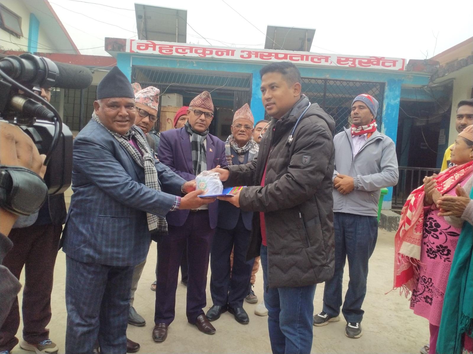 उत्कृष्ट समूहलाई पुरस्कार वितरण
